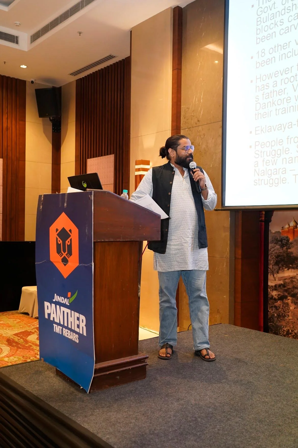 Speaker presenting at an architecture and construction knowledge session